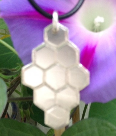 Silversmycke som ska påminna om vaxkakorna. Gjorda hos Madesilver.